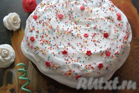 Остывший творожный кулич покрыть любой глазурью и украсить цветной посыпкой или фигурками из мастики. Я использовала покупную глазурь, развела её водой и хорошо взбила.