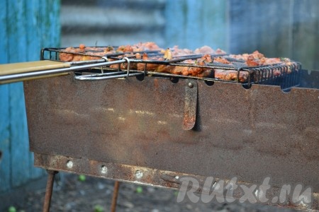 Можно проверить готовность свинины, сделав надрез ножом (если появившейся сок прозрачный - мясо готово).
