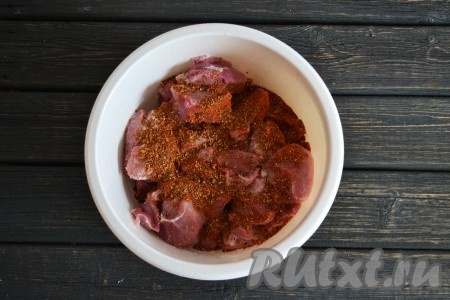 Всыпаем приправы для шашлыка. Внимание обращаем на состав приправы, если есть соль - значит предварительно солить не нужно или добавить меньшее количество соли.
