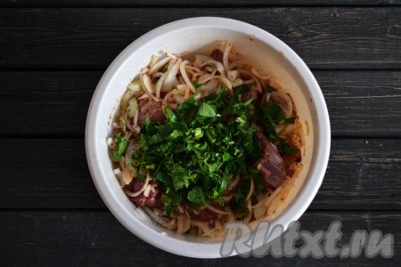 Добавляем нарезанную зелень. Еще раз перемешиваем и отправляем шашлык из свинины мариноваться в луке в холодильник, минимум на 3 часа, а лучше оставить на ночь. Периодически нужно перемешивать,&nbsp;таким образом&nbsp;распределяя сок по всему мясу.
