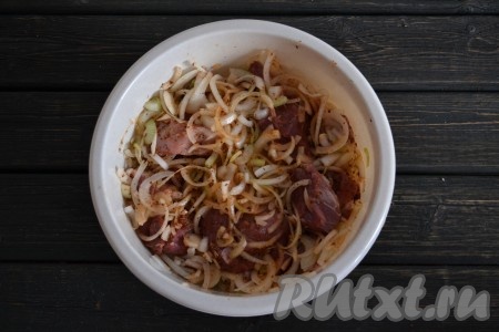 Все перемешиваем тщательно, сильно прижимая руками и выдавливая сок из лука.
