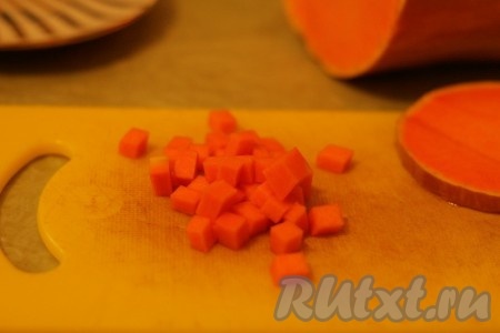 Тыкву очистить от кожуры и нарезать маленькими кусочками. 