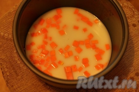 В форму от мультиварки выложить тыкву, пшено, сливки, воду, добавить соль и ванилин.