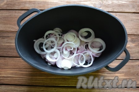 Очищенный лук нарезаем кольцами и выкладываем на дно казана (или толстостенной кастрюли).
