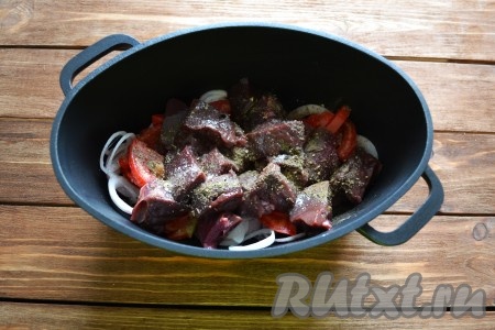 Солим, посыпаем прованскими травами.
