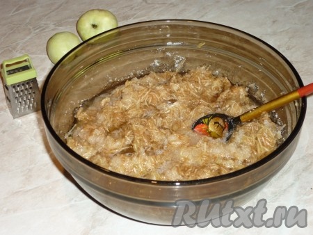 Оставить на 1 час, чтобы яблочки пустили сок.&nbsp;
