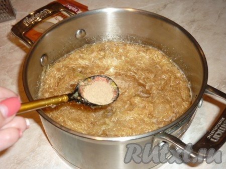 По истечении времени переложить яблочную массу в кастрюлю, в которой будем варить, добавить корицу и перемешать.&nbsp;
