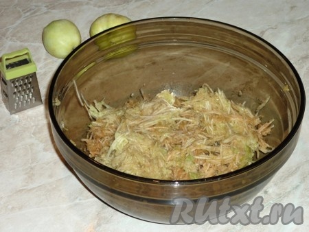 Яблоки вымыть, удалить сердцевину&nbsp;и натереть на средней тёрке.&nbsp;
