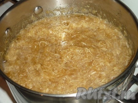 Отправить кастрюлю на огонь, довести до кипения, убавить огонь и, периодически помешивая, готовить варенье из яблок пять минут.&nbsp;
