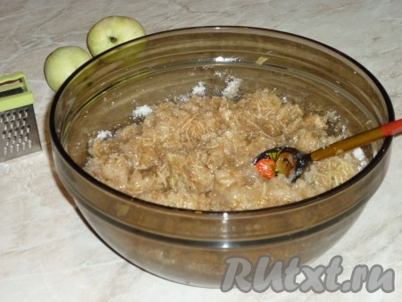 Натёртые яблоки засыпать сахаром и перемешать.&nbsp;
