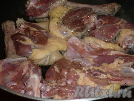 Кусочки гуся выложить на сковороду с хорошо разогретым растительным маслом.