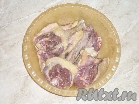 Гуся разрезать на порционные кусочки, обмыть холодной водой и обсушить. Мясо посолить и поперчить по вкусу, оставить на 20-25 минут.