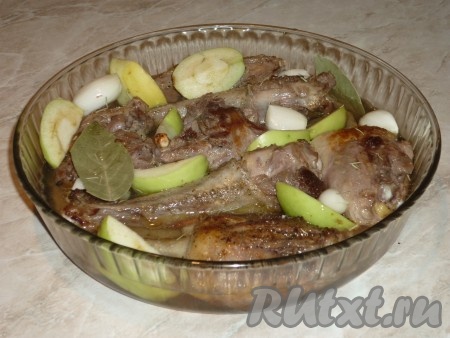 До середины формы налить воду (лучше налить горячую воды, чтобы она закипела быстрее). Форму с мясом накрыть крышкой или фольгой.