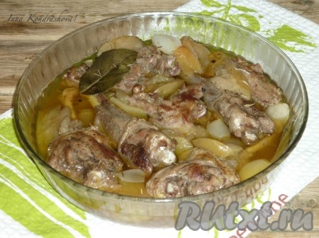 Отправить форму с кусочками гуся в духовку, разогретую до 180 градусов, на 1,5-2 часа. Время запекания зависит от возраста птицы.