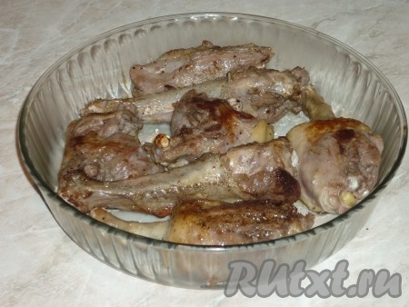 Переложить обжаренные кусочки гуся в жаропрочную форму.