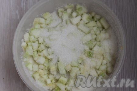 Засыпаем кабачки оставшимся сахаром и оставляем на 30 минут, чтобы кабачки пустили сок.
