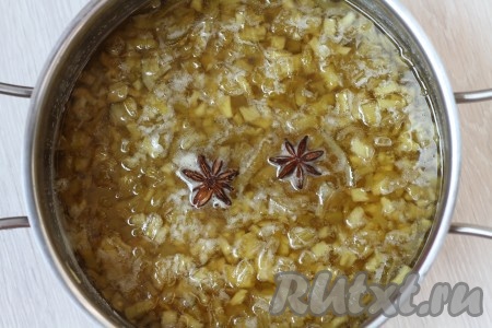 В третий раз добавляю анис и уже варю варенье до готовности - минут 20.
