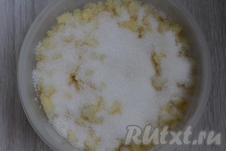 Засыпаем ананас 500 граммами сахара, перемешиваем ложкой и оставляем на три часа.
