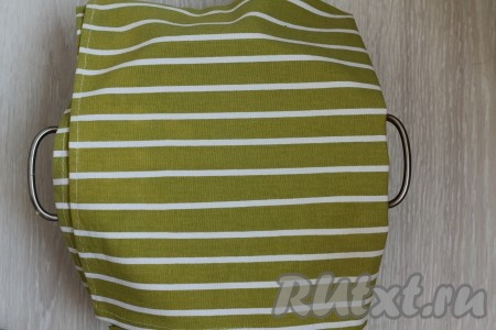 Можно приступать к варке. Я люблю, чтобы кусочки кабачков и ананасов сохранили свою форму, поэтому&nbsp;обычно варю варенье в три приема. Первые два раза просто довожу до кипения, провариваю буквально три минуты и оставляю до полного остывания, накрывая кухонным полотенцем.
