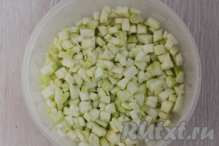 Кабачки тщательно моем, затем очищаем от кожуры. Если есть семена, то тоже их удаляем. Нарезаем очищенный кабачок небольшими кубиками так, как показано на фото.
