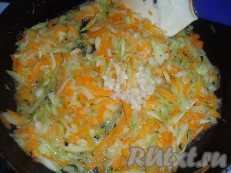 Лук мелко нарезать. Морковь и кабачок натереть на крупной терке. Лук обжарить на растительном масле, иногда помешивая, до золотистого цвета, затем добавить морковь и кабачок, обжарить буквально пару минут. К обжаренным овощам добавить 1 измельченный зубчик чеснока, перемешать и выключить. Начинка для рулетиков из индейки готова, даём остыть.
