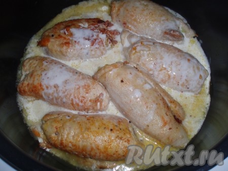 Для приготовления соуса соединить сметану, воду (или бульон), соль, перец, хорошо перемешать. Полученным соусом залить рулетики из индейки.
