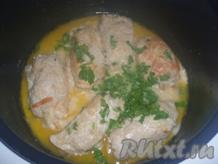 Тушить рулеты в сметанном соусе на маленьком огне около&nbsp;30&nbsp;минут. За 5 минут до окончания тушения добавить оставшийся мелко нарубленный чеснок и зелень.
