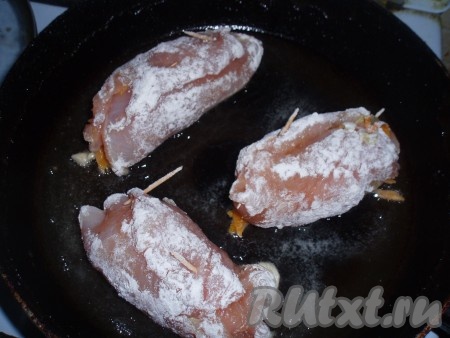 Подготовленные рулеты запанировать в муке, обжарить со всех сторон до золотистой корочки.

