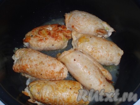 Обжаренные рулеты сложить в кастрюлю. Зубочистки можно осторожно вынуть, так как рулетики уже прекрасно держат форму.