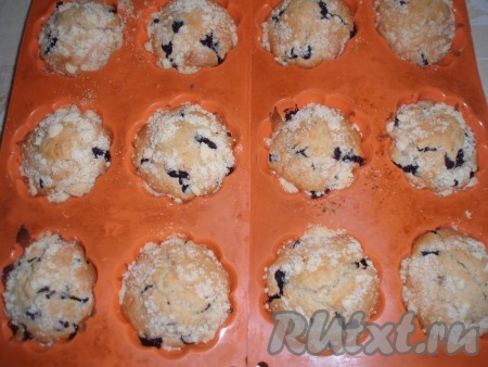 Кексы выпекать 20-25 минут в разогретой духовке при температуре 180 градусов.