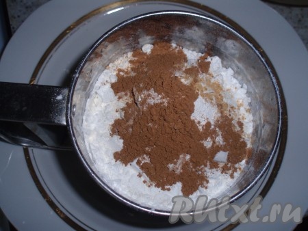В другую посуду просеять муку, разрыхлитель. Можно ещё добавить корицу.