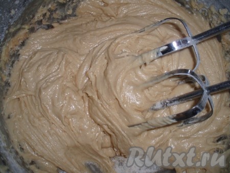 Добавить просеянные продукты к взбитой массе и перемешать до однородности. Тесто получится достаточно густым. Я перемешивала миксером, можно также воспользоваться венчиком или лопаткой.