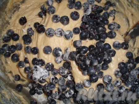 Чернику припорошить 1 чайной ложкой муки и аккуратно вмешать в тесто.