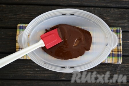 Шоколад поломать на куски и растопить. Я растопила шоколад в пароварке (в ней шоколад никогда не подгорит и не переплавится), но можно растопить и на водяной бане.
