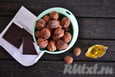 Подготовим все необходимые ингредиенты для приготовления сладкой колбаски с орехами.
