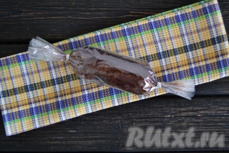 Выложить шоколадно-ореховую массу на пищевую пленку или фольгу и туго замотать, формируя колбаску. Края завязать и положить в холодильник, чтобы десерт полностью застыл. Я оставляла на час.