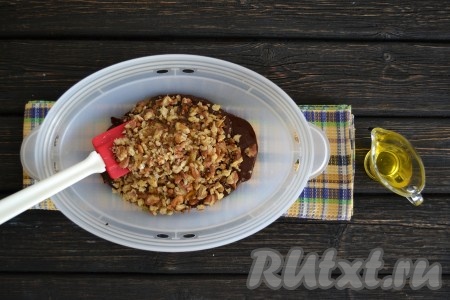 Добавить мёд к орехам и шоколаду, быстро и тщательно перемешать массу с помощью силиконовой лопатки.
