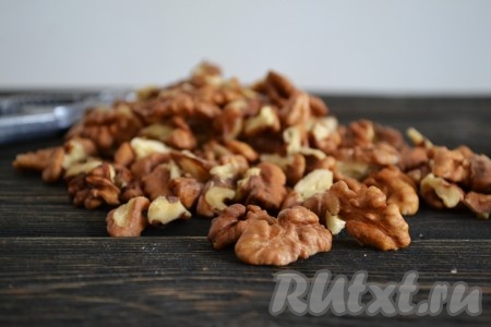 Орехи очистить и немного растолочь скалкой, но не сильно, должны получиться некрупные кусочки.

