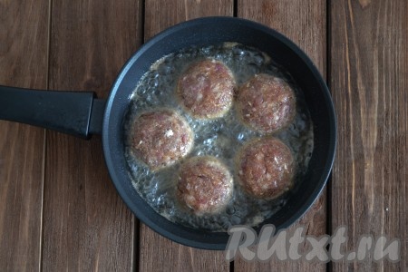 На хорошо разогретую сковороду с растительным маслом (можно обжаривать и на вытопленном курдючном жире) выкладываем котлеты из баранины.
