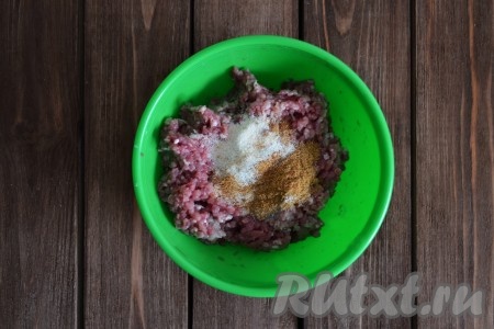 К получившемуся фаршу и луку всыпаем сухари и манную крупу.
