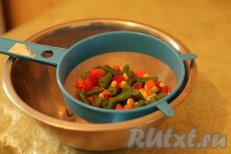 Овощи (если используете замороженные овощи) необходимо выложить в сито и оставить размораживаться (около 30 минут).