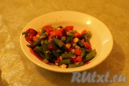 Затем их просушить полотенцем. Добавить тертый чеснок, соевый соус и 1 чайную ложку растительного масла.