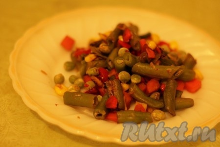 Выложить в форму от мультиварки и поставить на режим «Выпечка» на 15 минут, один раз перемешать. Яичный желток и белок натереть на терке в 2 разные тарелки. Желток смешать с готовыми овощами, добавить оставшееся растительное масло.