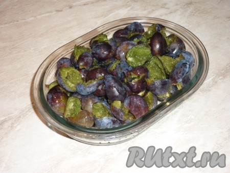 Сливы вымыть, обсушить, косточки удалить.&nbsp;
