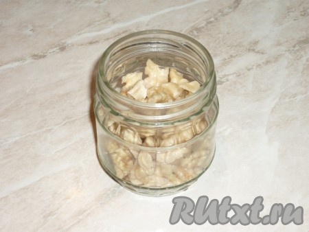 Затем воду слить, а ядра грецких орехов очистить от кожицы.  