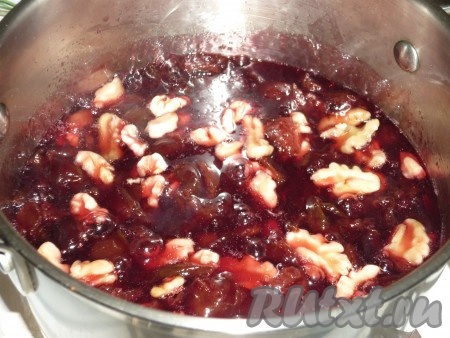 По истечении времени к сливам выложить подготовленные грецкие орехи и варить ещё 10 минут, иногда помешивая.&nbsp;
