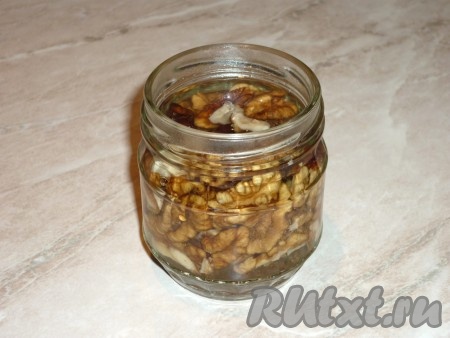 Грецкие орехи очистить и на 5 минут залить кипятком.&nbsp;
