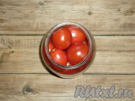 Заполнить банки помидорами
