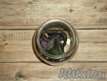 Базилик вымыть, чеснок очистить. На дно стерилизованных банок выложить чеснок, базилик и душистый перец.&nbsp;
