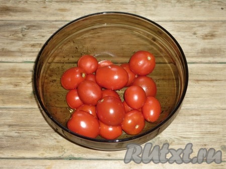 Помидоры вымыть под проточной водой, обсушить.&nbsp;

